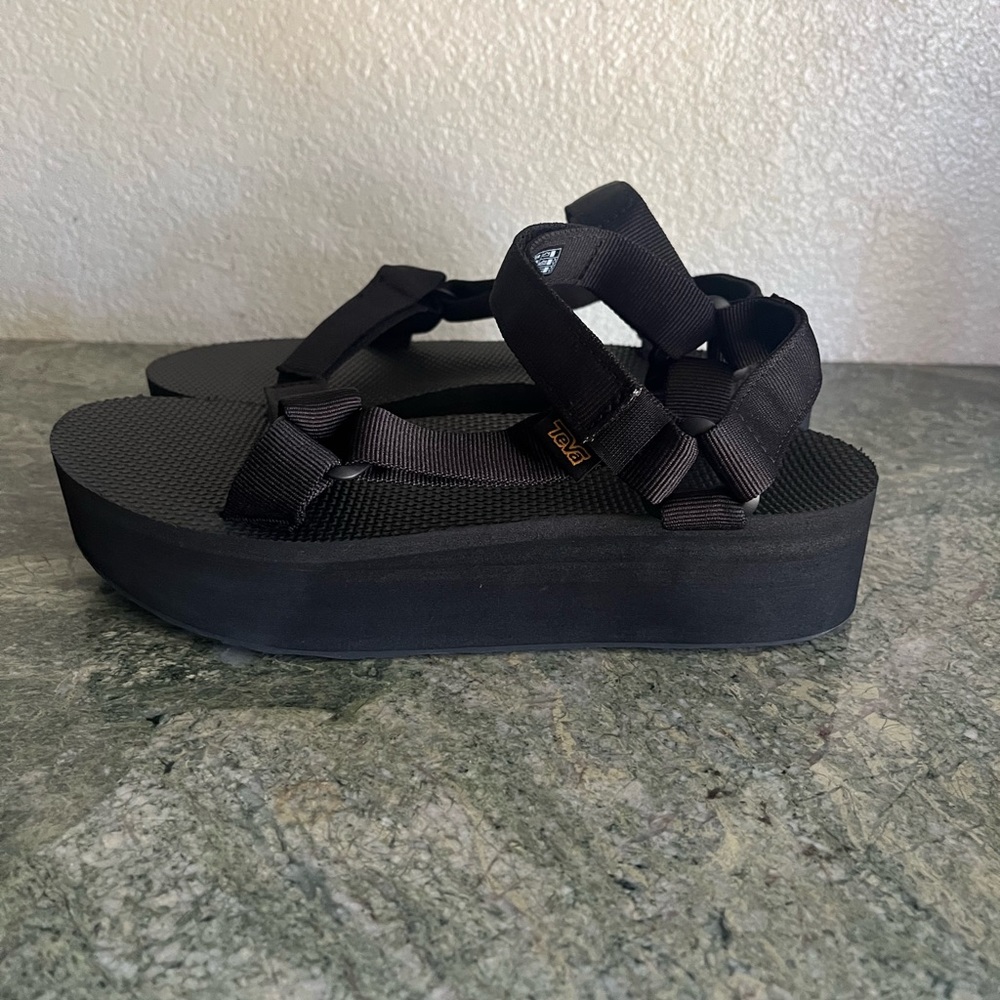 Teva Women's platform Universal Water-Ready Sandals - Black Flatform.